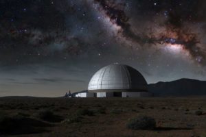 Um observatório solitário no topo de uma colina, sob uma Via Láctea brilhante e cheia de estrelas, com gráficos e símbolos abstratos sobrepostos no céu escuro.