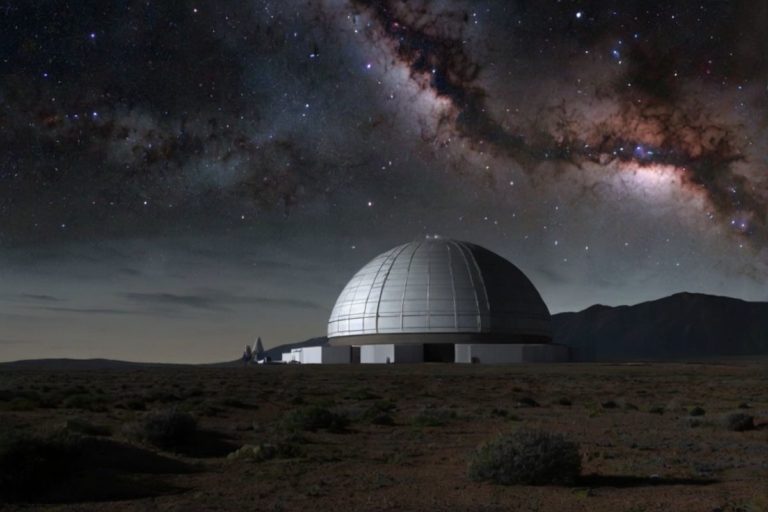 Um observatório solitário no topo de uma colina, sob uma Via Láctea brilhante e cheia de estrelas, com gráficos e símbolos abstratos sobrepostos no céu escuro.